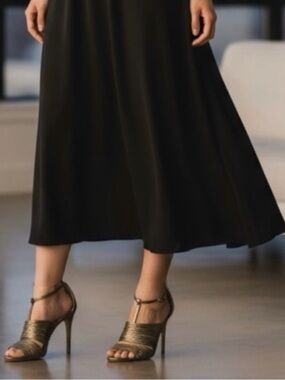 Neiman Marcus 𖤐 T-Strap Stiletto Heeled Sandal 𖤐 Metallic Gold Leather 𖤐 8M